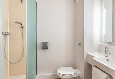 Salle de bains dans l'établissement B&B HOTEL Tours Parc Expo St-Avertin