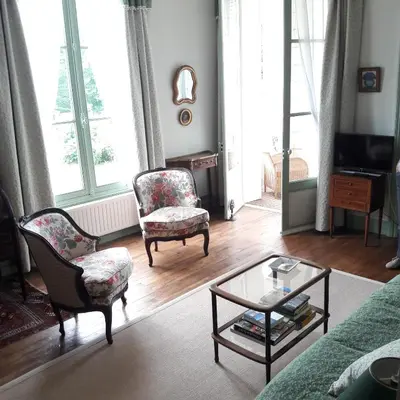 Télévision ou salle de divertissement dans l'établissement La Violiere