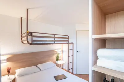 Un ou plusieurs lits dans un hébergement de l'établissement Brit Hotel Essentiel Tours Nord