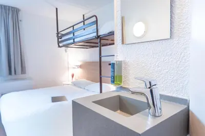 Un ou plusieurs lits dans un hébergement de l'établissement Brit Hotel Essentiel Tours Nord