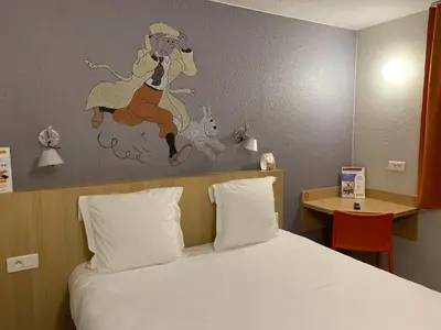 Un ou plusieurs lits dans un hébergement de l'établissement Brit Hotel Essentiel Tours Sud