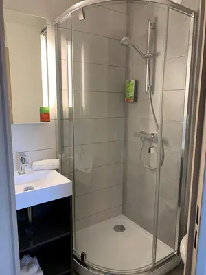 Salle de bains dans l'établissement Brit Hotel Essentiel Tours Sud