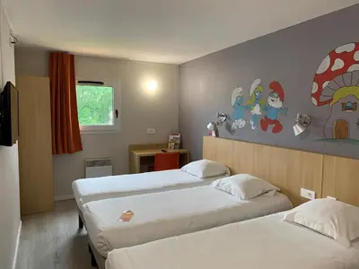 Un ou plusieurs lits dans un hébergement de l'établissement Brit Hotel Essentiel Tours Sud