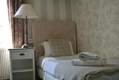 Un ou plusieurs lits dans un hébergement de l'établissement Logis Hôtel Louise de Savoie