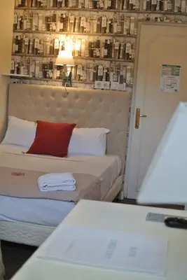 Un ou plusieurs lits dans un hébergement de l'établissement Logis Hôtel Louise de Savoie