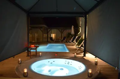 Piscine de l'établissement Hôtel Anne d'Anjou, The Originals Collection ou située à proximité