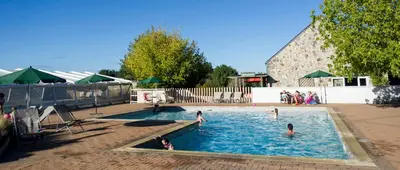 Piscine de l'établissement Huttopia Saumur ou située à proximité