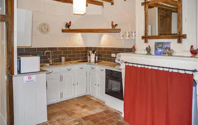 Cuisine ou kitchenette dans l'établissement Gorgeous Home In Fontevraud L'abbaye