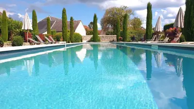Piscine de l'établissement Les Loges de Saint Eloi ou située à proximité