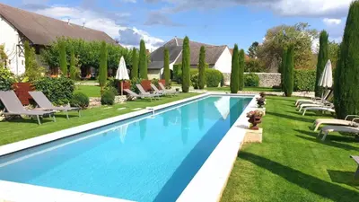 Piscine de l'établissement Les Loges de Saint Eloi ou située à proximité