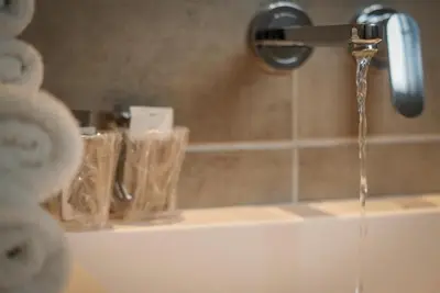 Salle de bains dans l'établissement H24 HOTEL