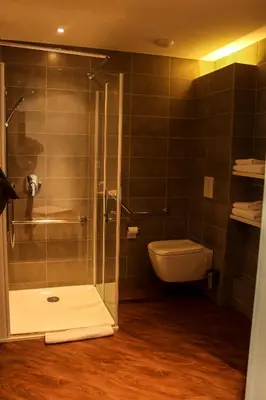 Salle de bains dans l'établissement H24 HOTEL