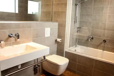 Salle de bains dans l'établissement H24 HOTEL