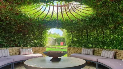 Jardin de l'établissement Les Loges de Saint Eloi- Gîtes