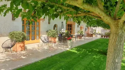Jardin de l'établissement Les Loges de Saint Eloi- Gîtes