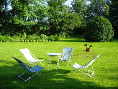 Jardin de l'établissement Maison de charme à Saint Branchs avec jardin d'1 hectare