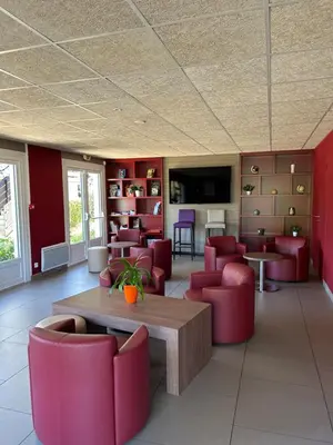 Coin salon dans l'établissement Campanile Sablé-Sur-Sarthe Vion