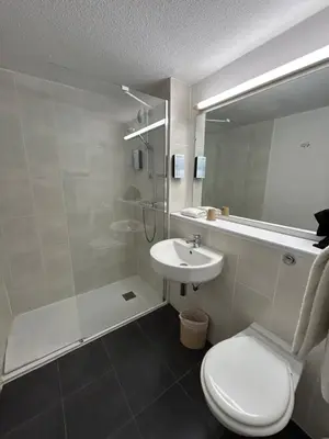 Salle de bains dans l'établissement Campanile Sablé-Sur-Sarthe Vion