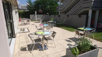 Jardin de l'établissement Campanile Tours Sud - Chambray-Les-Tours