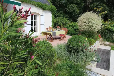 Jardin de l'établissement Logis du Lièvre d'or