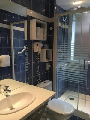 Salle de bains dans l'établissement Logis Hôtel Restaurant LE MONARQUE