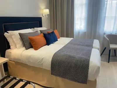 Un ou plusieurs lits dans un hébergement de l'établissement Kyriad Saumur Hyper Centre Hôtel, Appartements, Séminaires et SPA soins Sothys Paris
