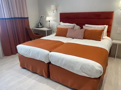 Un ou plusieurs lits dans un hébergement de l'établissement Kyriad Saumur Hyper Centre Hôtel, Appartements, Séminaires et SPA soins Sothys Paris