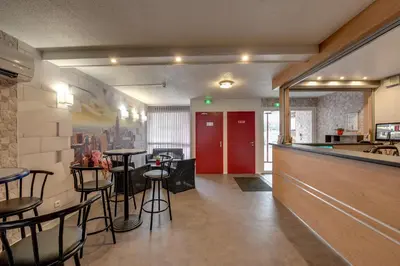 Cuisine ou kitchenette dans l'établissement Confort Hôtel Thouars