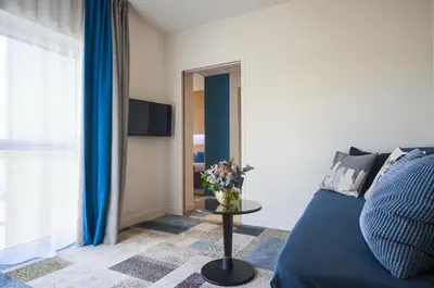 Télévision ou salle de divertissement dans l'établissement Kyriad Le Mans Est