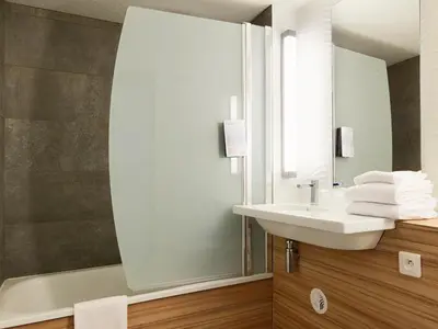 Salle de bains dans l'établissement Campanile Le Mans - Arnage