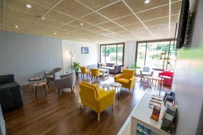 Coin salon dans l'établissement Kyriad Blois Sud - Vineuil
