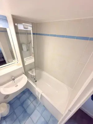 Salle de bains dans l'établissement Kyriad Blois Sud - Vineuil