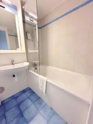 Salle de bains dans l'établissement Kyriad Blois Sud - Vineuil