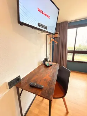 Télévision ou salle de divertissement dans l'établissement Kyriad Blois Sud - Vineuil