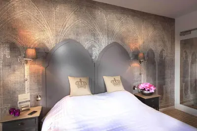 Un ou plusieurs lits dans un hébergement de l'établissement Logis Hotel La Croix Blanche Fontevraud