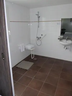 Salle de bains dans l'établissement Hôtel Le Cosy Blois Villebarou