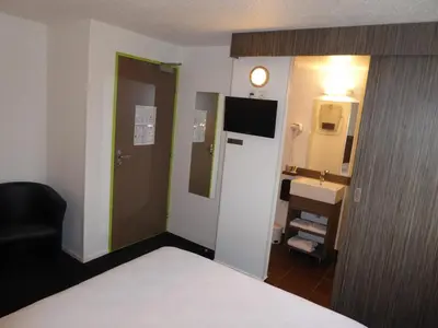Télévision ou salle de divertissement dans l'établissement Hôtel Le Cosy Blois Villebarou