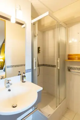 Salle de bains dans l'établissement Logis Hôtel Le Vert Galant
