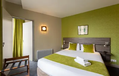 Un ou plusieurs lits dans un hébergement de l'établissement Logis Hôtel Le Vert Galant
