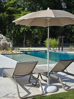 Piscine de l'établissement Château D'artigny ou située à proximité