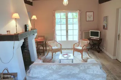 Télévision ou salle de divertissement dans l'établissement Les Hauts de Chaume