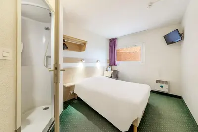 Salle de bains dans l'établissement Mister Bed Chambray Les Tours