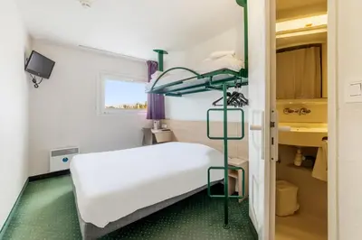 Un ou plusieurs lits dans un hébergement de l'établissement Mister Bed Chambray Les Tours