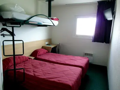Un ou plusieurs lits dans un hébergement de l'établissement Mister Bed Chambray Les Tours