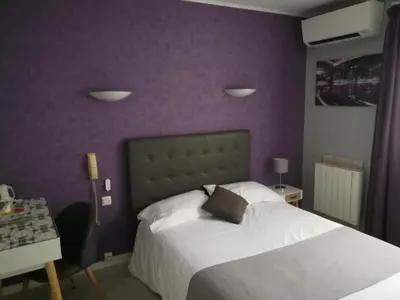 Un ou plusieurs lits dans un hébergement de l'établissement Contact Hôtel du Relais Thouars