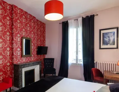 Télévision ou salle de divertissement dans l'établissement Hotel Mirabeau