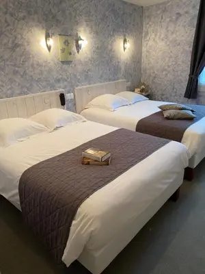 Un ou plusieurs lits dans un hébergement de l'établissement Logis Hôtel Auberge De L'ecole