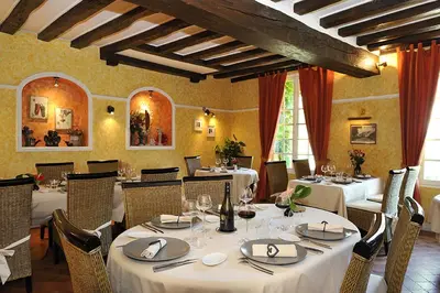 Restaurant ou autre lieu de restauration dans l'établissement Logis Hôtel Auberge De L'ecole