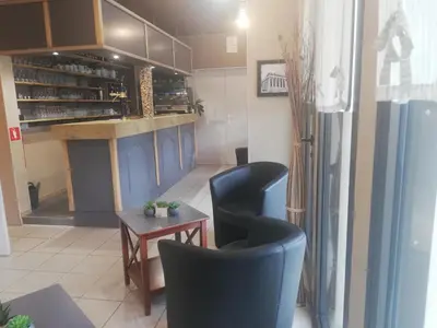Cuisine ou kitchenette dans l'établissement Logis Hotel Restaurant l'Orée Des Bois
