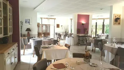 Restaurant ou autre lieu de restauration dans l'établissement Logis Hotel Restaurant l'Orée Des Bois